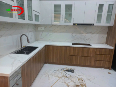 Báo báo giá đá hoa cương ốp mặt bếp 2026